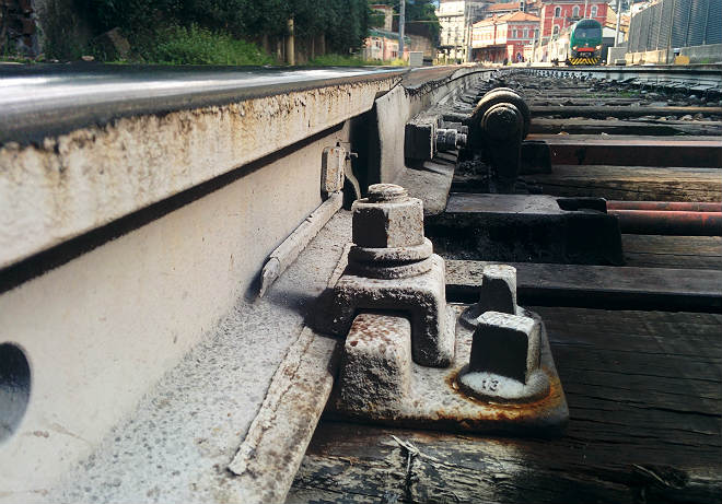 S&C-turnout-switch-crossing-rails-painted-white-critical-temperature-reduction-K-fastening